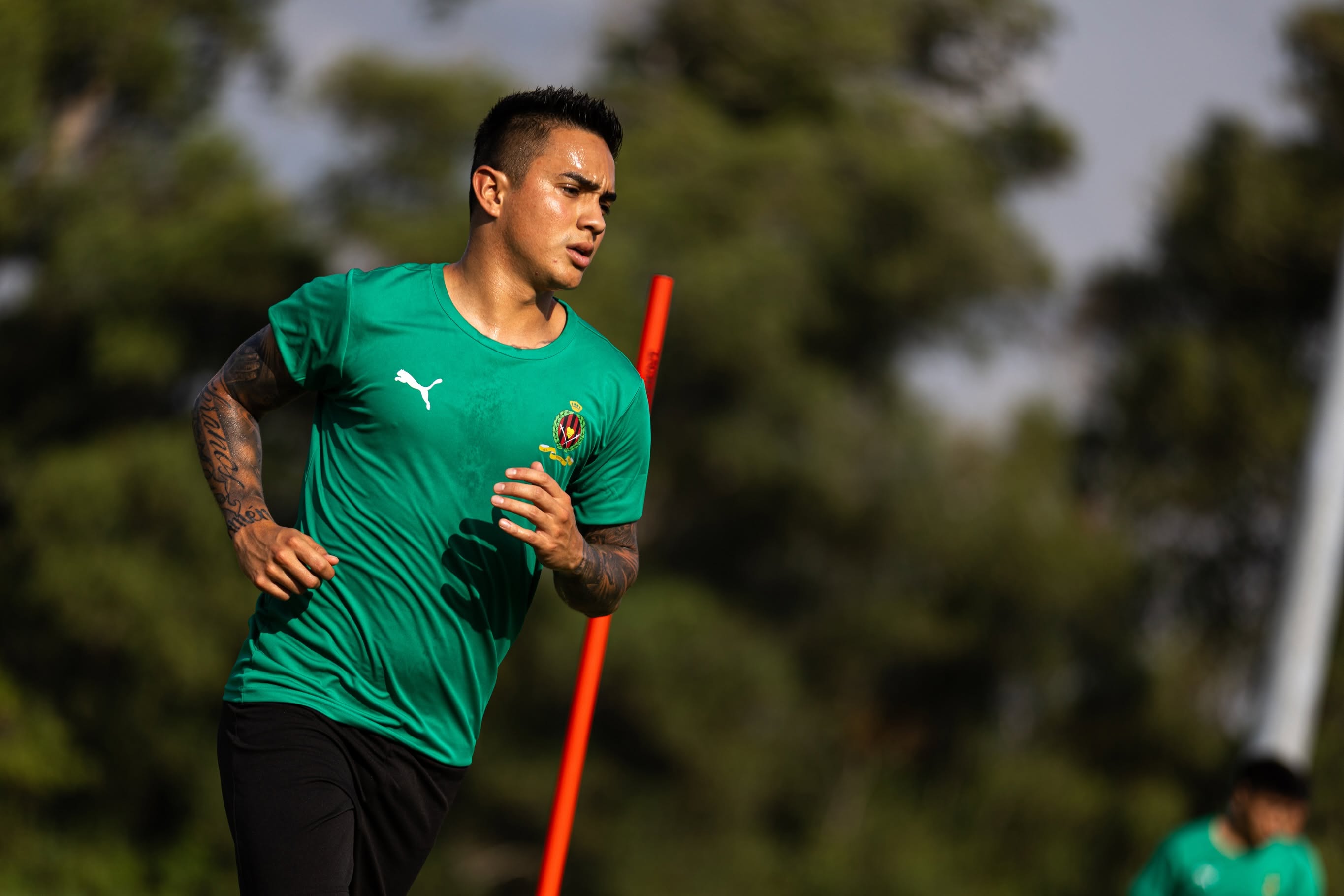 Óscar Santis comienza su aventura en Malasia: el guatemalteco se prepara para su debut con DPMM FC.(Foto Prensa Libre: DPMM FC).