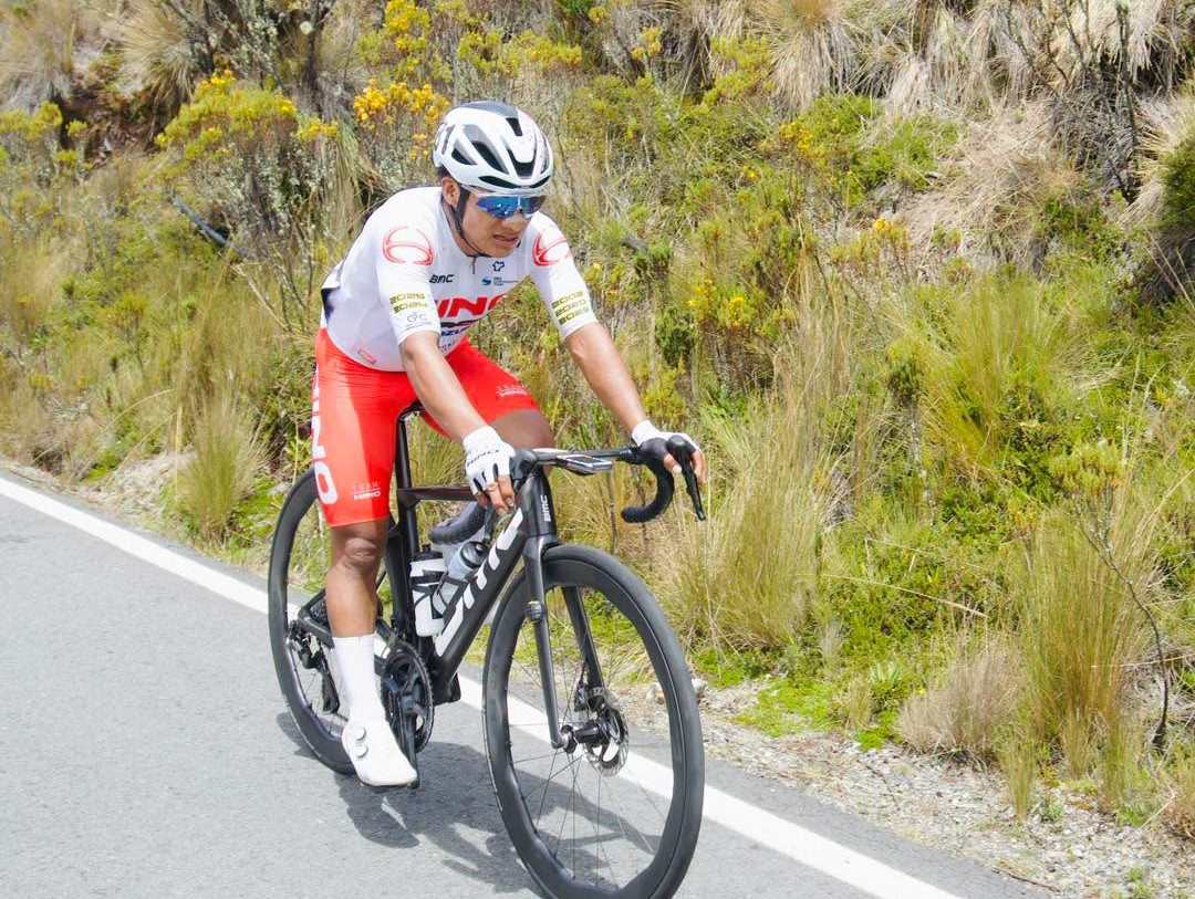 Mardoqueo Vásquez escala en la Vuelta a Colombia: así quedó el guatemalteco tras la etapa reina.(Foto Prensa Libre: Duro Al Pedal).