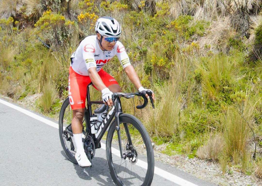 Mardoqueo Vásquez escala en la Vuelta a Colombia: así quedó el guatemalteco tras la etapa reina.(Foto Prensa Libre: Duro Al Pedal).