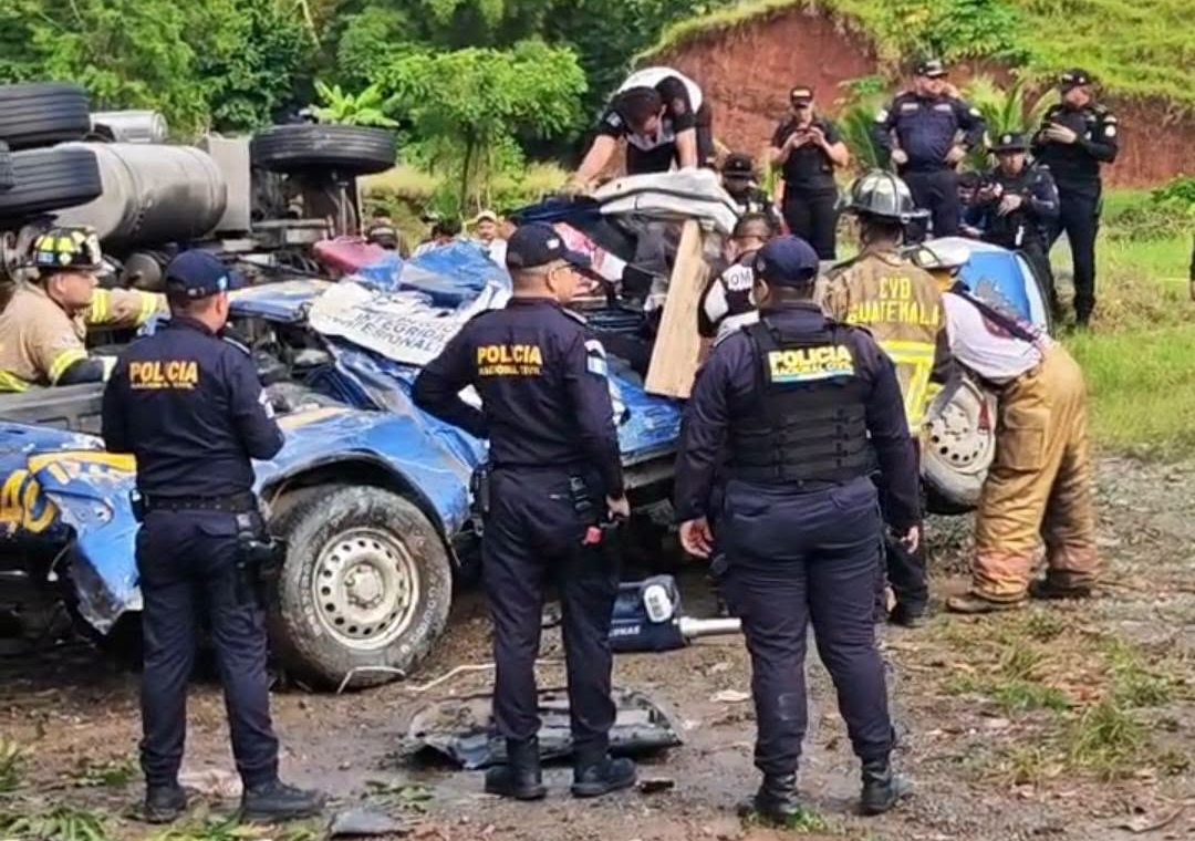 Un autopatrulla de la PNC queda debajo de un camión cisterna que volcó en el kilómetro 251 de la ruta al Atlántico, en Morales, Izabal. (Foto Prensa Libre: Tomada del Facebook Soy Policía de Guatemala)