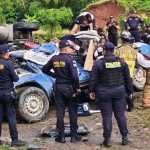 Un autopatrulla de la PNC queda debajo de un camión cisterna que volcó en el kilómetro 251 de la ruta al Atlántico, en Morales, Izabal. (Foto Prensa Libre: Tomada del Facebook Soy Policía de Guatemala)