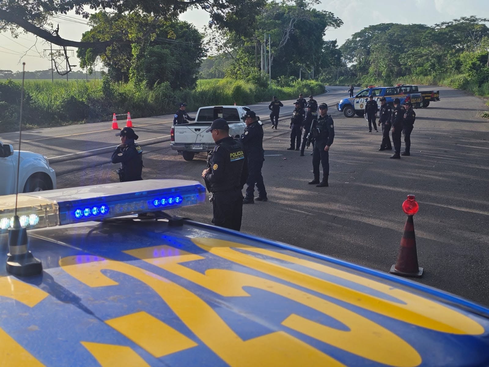 Agentes de la Policía Nacional Civil refuerzan la seguridad en Escuintla tras atentados e intimidaciones contra establecimientos comerciales. Imagen de referencia. (Foto Prensa Libre: PNC)