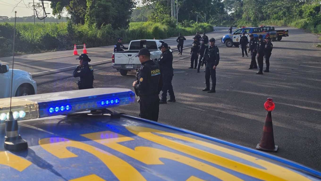 Agentes de la Policía Nacional Civil refuerzan la seguridad en Escuintla tras atentados e intimidaciones contra establecimientos comerciales. Imagen de referencia. (Foto Prensa Libre: PNC)