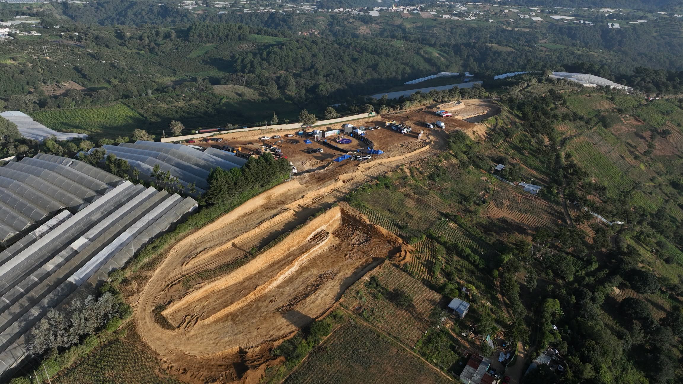 El terreno ubicado en el sector La Cascada, zona 3 de Zaragoza, Chimaltenango, albergará la Ciudad Deportiva de Zaragoza, la primera de cuatro que proyecta construir el Gobierno. (Foto Prensa Libre: Gobierno de Guatemala)