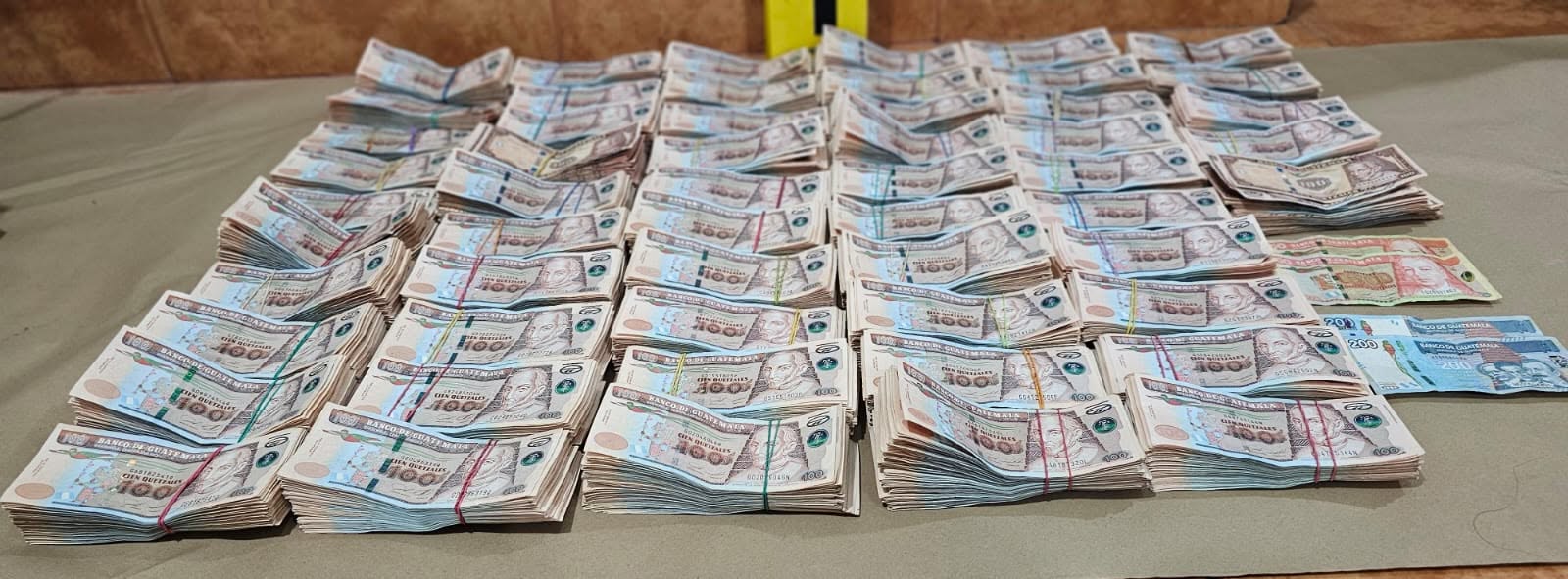 Q548 mil 300 fueron decomisados durante un allanamiento en la colonia El Granizo 2, zona 7; la PNC señala que el dinero podría estar relacionado con extorsiones. (Foto Prensa Libre: PNC)