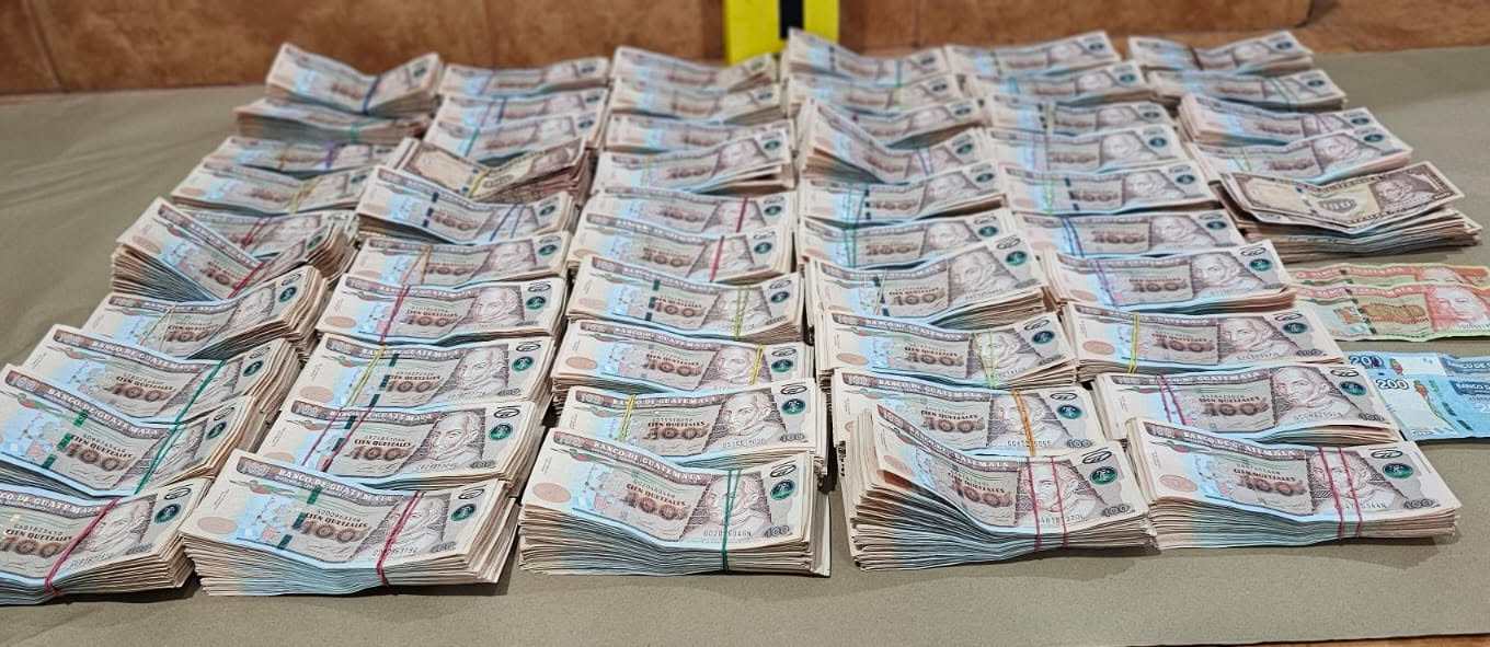 Q548 mil 300 fueron decomisados durante un allanamiento en la colonia El Granizo 2, zona 7; la PNC señala que el dinero podría estar relacionado con extorsiones. (Foto Prensa Libre: PNC)