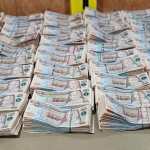 Q548 mil 300 fueron decomisados durante un allanamiento en la colonia El Granizo 2, zona 7; la PNC señala que el dinero podría estar relacionado con extorsiones. (Foto Prensa Libre: PNC)