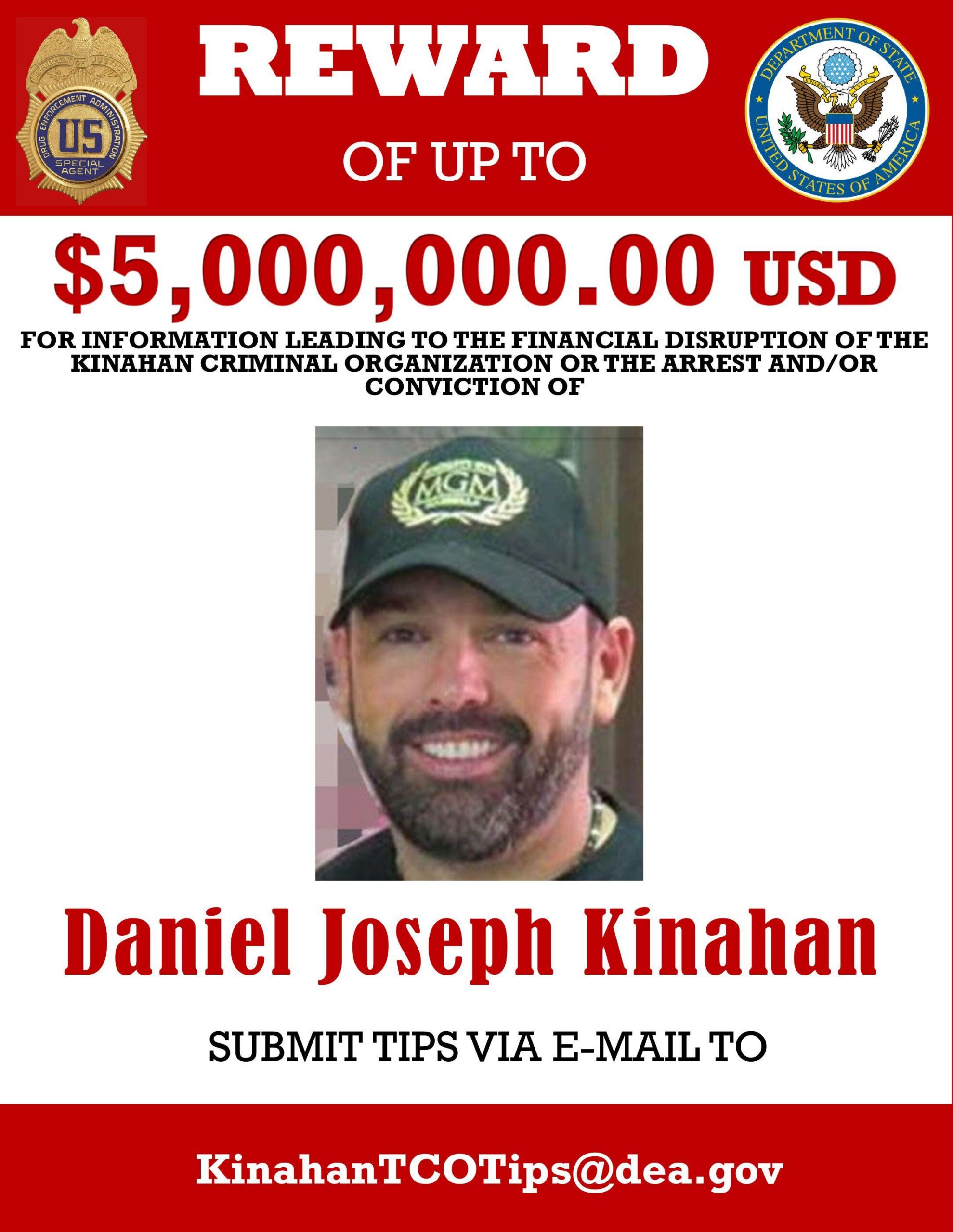 Retrato de Daniel Kinahan mirando a la cámara y con un gorro en su cabeza.
