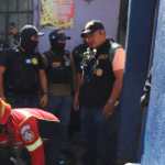 Socorristas trasladan al Hospital General San Juan de Dios al hombre localizado atado de pies y manos y con señales de agresión física en un inmueble de la zona 7. (Foto Prensa Libre: CBM)