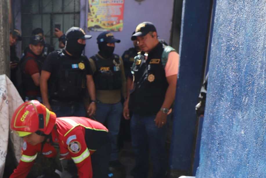 Socorristas trasladan al Hospital General San Juan de Dios al hombre localizado atado de pies y manos y con señales de agresión física en un inmueble de la zona 7. (Foto Prensa Libre: CBM)