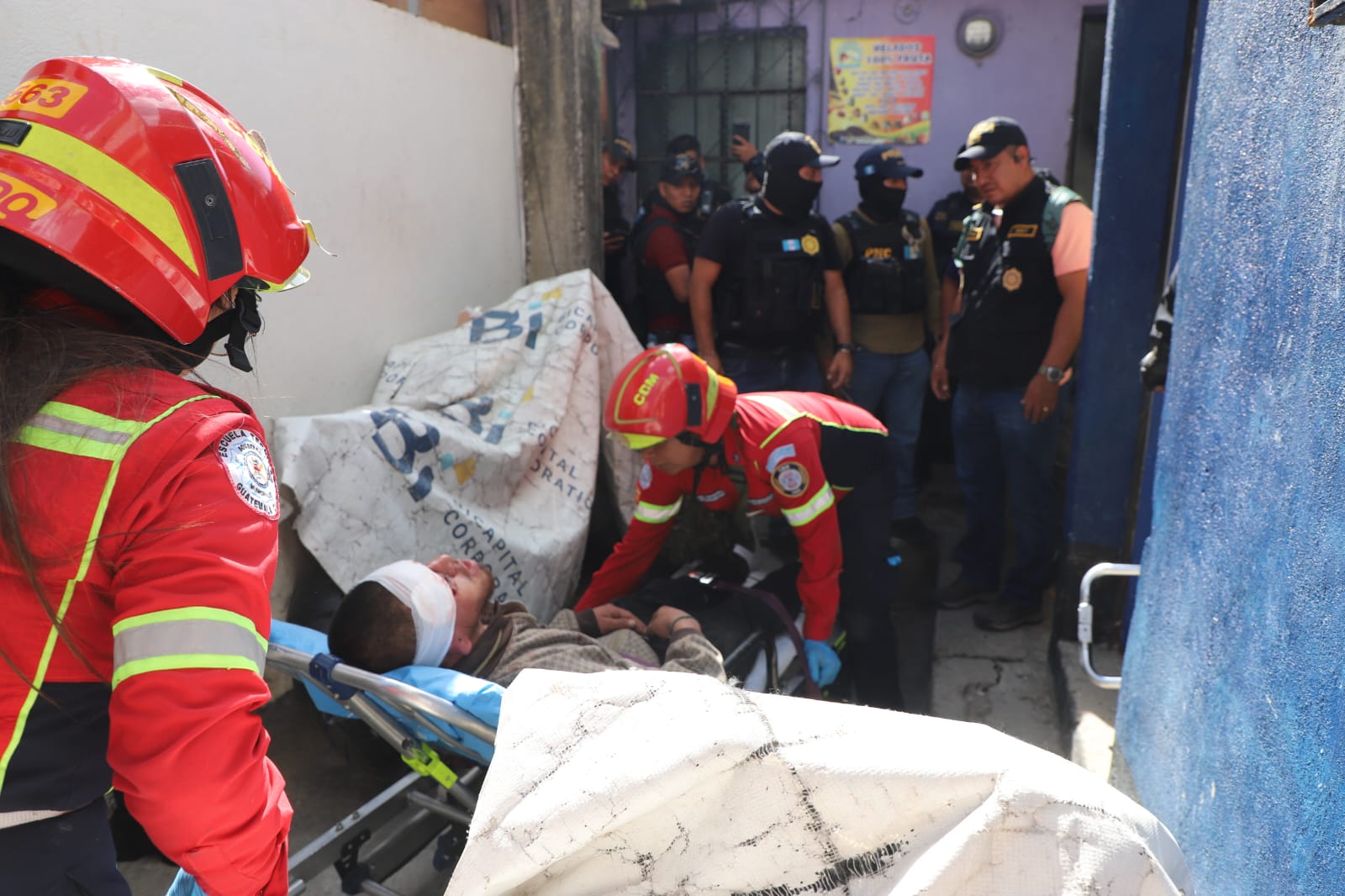 Socorristas trasladan al Hospital General San Juan de Dios al hombre localizado atado de pies y manos y con señales de agresión física en un inmueble de la zona 7. (Foto Prensa Libre: CBM)