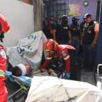 Socorristas trasladan al Hospital General San Juan de Dios al hombre localizado atado de pies y manos y con señales de agresión física en un inmueble de la zona 7. (Foto Prensa Libre: CBM)