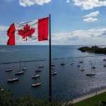 El presidente estadounidense Donald Trump muestra un documento con su firma en el Despacho Oval. Junto a él se encuentra el secretario del Interior, Doug Burghum, y un gran mapa que muestra Estados Unidos, Canadá y los Grandes Lagos, con el lago Ontario renombrado en letras rojas como Lago América.