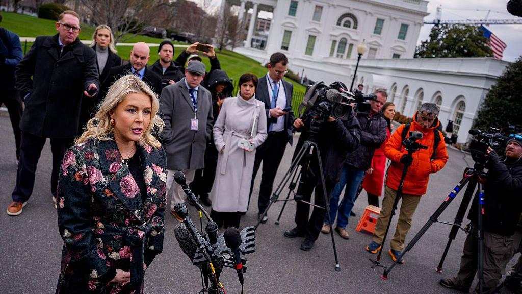 La secretaria de prensa de la Casa Blanca, Karoline Leavitt, habla durante una rueda de prensa en la sala de prensa James S. Brady de la Casa Blanca en Washington, DC, Estados Unidos, el 23 de julio de 2026.