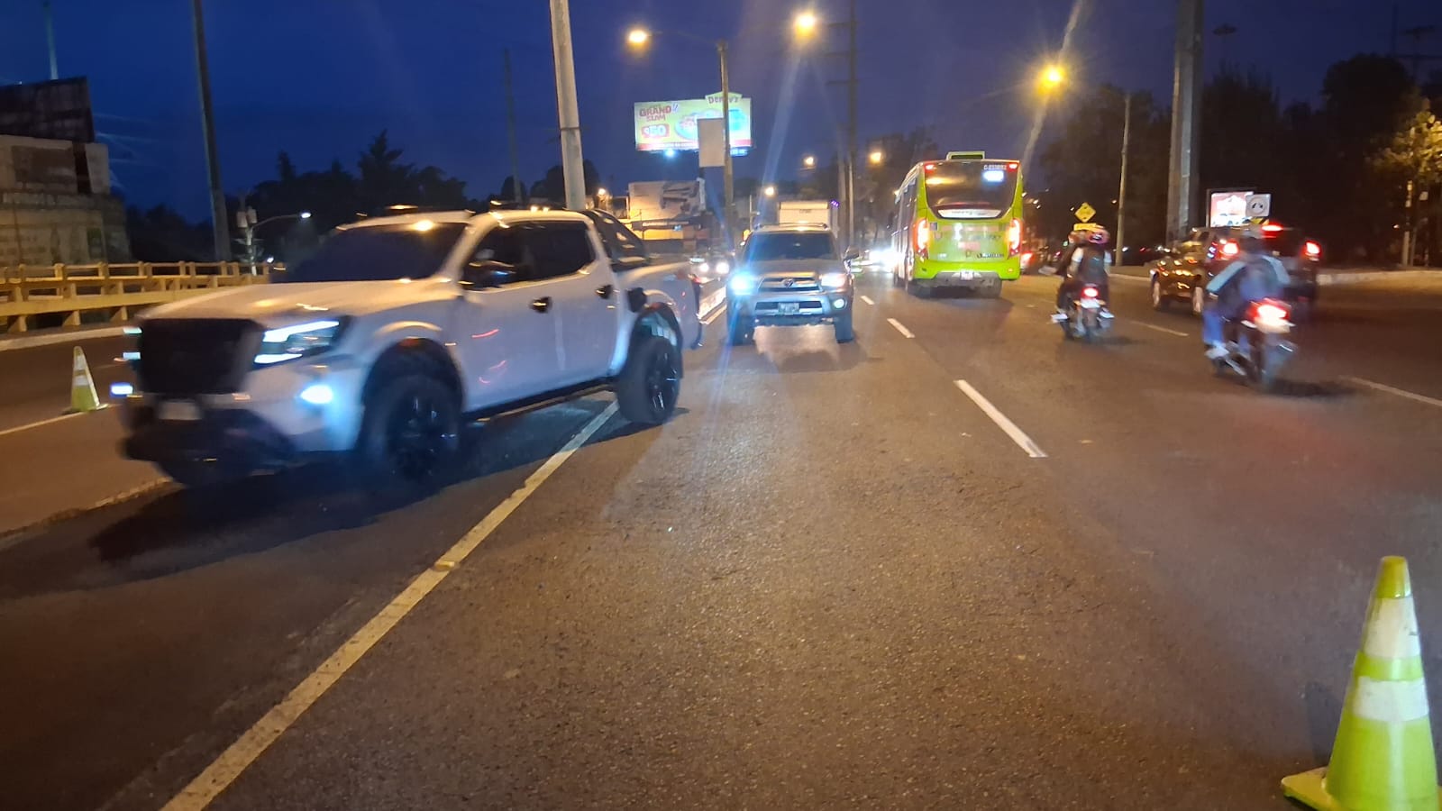 El carril reversible del bulevar Liberación funciona de lunes a viernes a partir de las 16.30 horas para facilitar el desplazamiento hacia las zonas 12 y 21 durante la hora pico de la tarde. (Foto Prensa Libre: Emetra)