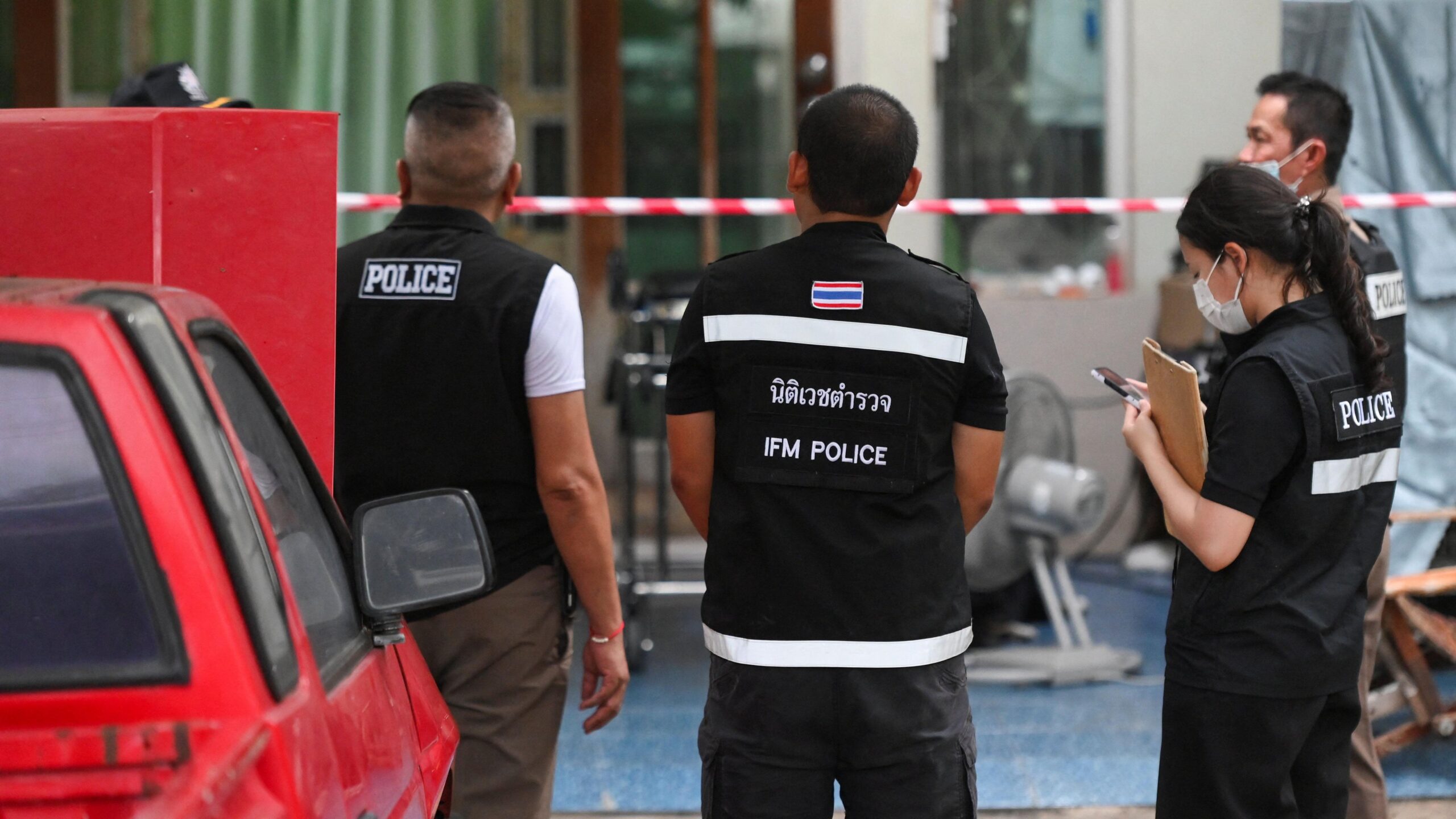 mujer llora en tailandia mientras abraza a un joven y un segundo adolescente le pone la mano en la espalda