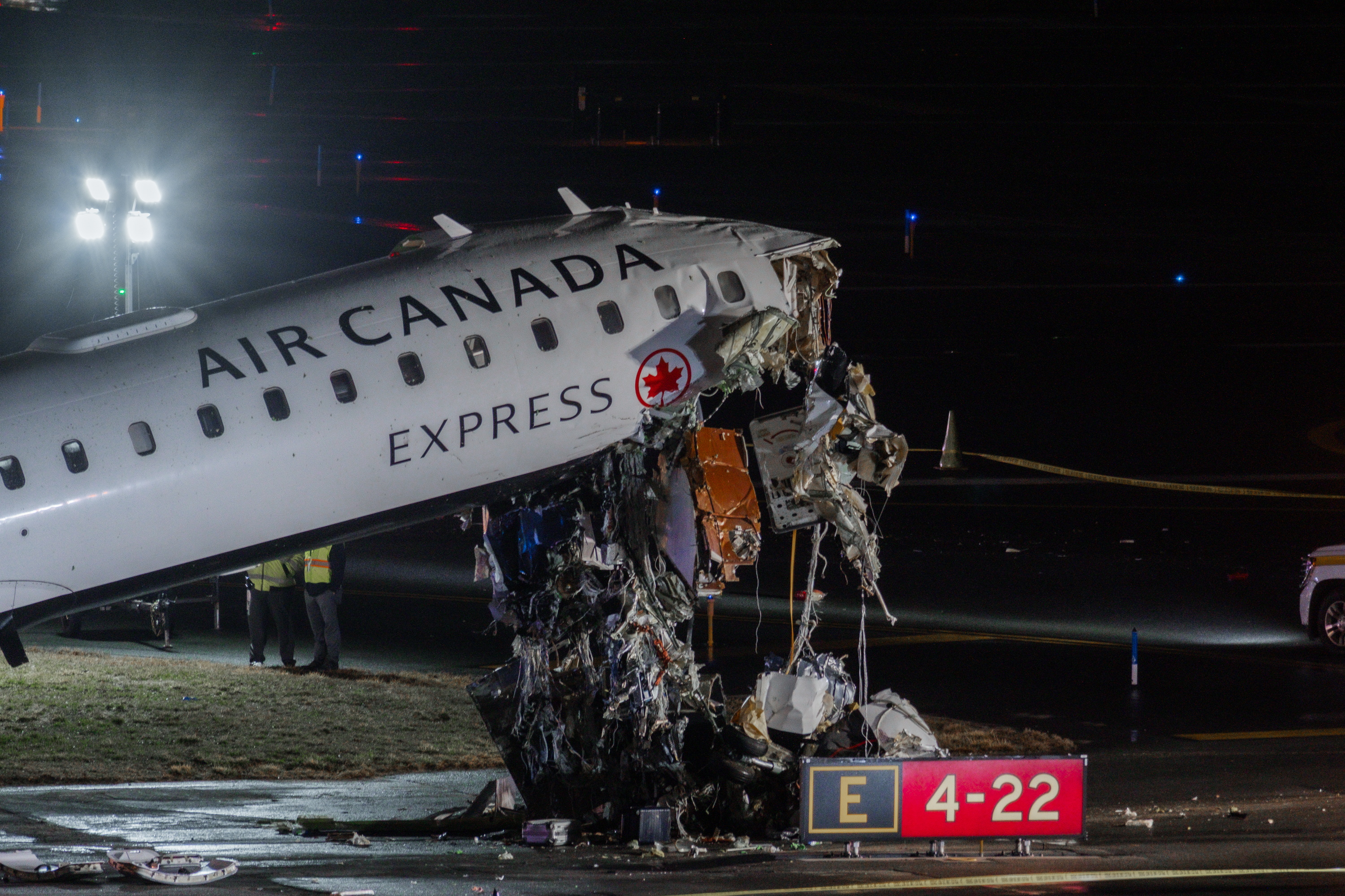 Un avión de Air Canada colisiona con un vehículo en el aeropuerto de LaGuardia.