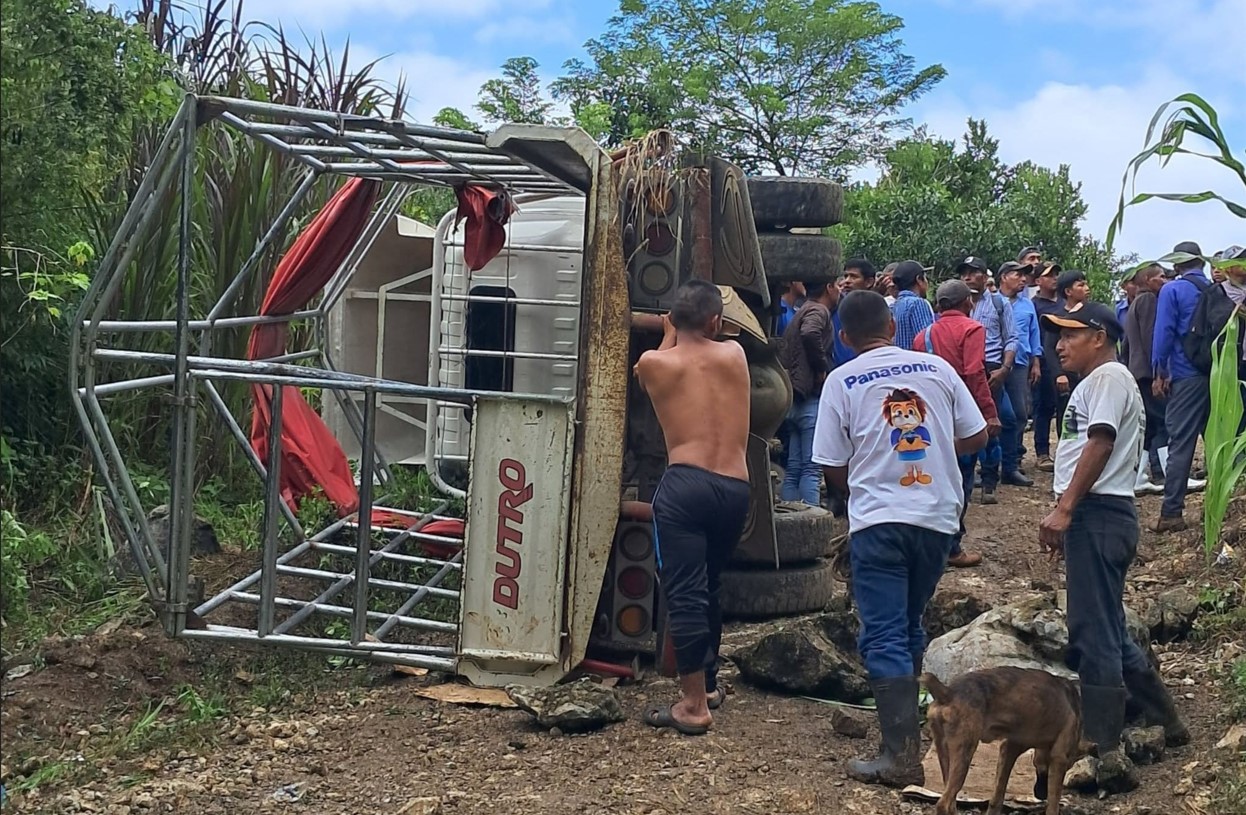 El camión en el que viajaban niños que se dirigían al desfile inaugural de la feria de Lanquín quedó volcado en la ruta. El accidente dejó al menos 13 heridos. (Foto Prensa Libre: Tomada del Facebook de Iglesia Católica Lanquín A.V)
