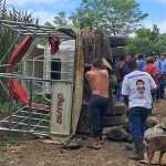 El camión en el que viajaban niños que se dirigían al desfile inaugural de la feria de Lanquín quedó volcado en la ruta. El accidente dejó al menos 13 heridos. (Foto Prensa Libre: Tomada del Facebook de Iglesia Católica Lanquín A.V)