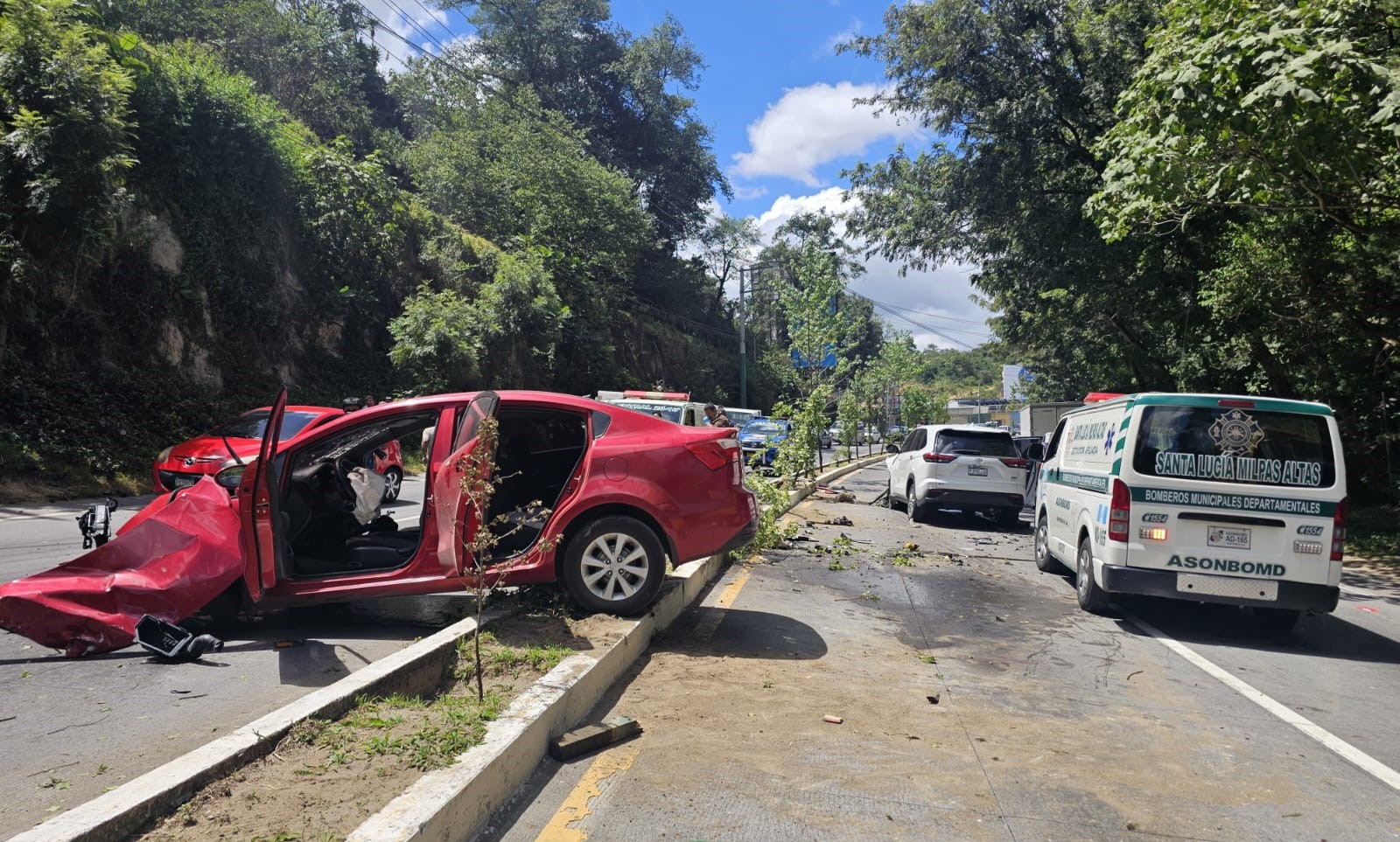 Vehículos involucrados en una colisión múltiple bloquean el tránsito en el km 31 de la RN-10, entre San Lucas Sacatepéquez y Santa Lucía Milpas Altas. (Foto Prensa Libre: CBMD)