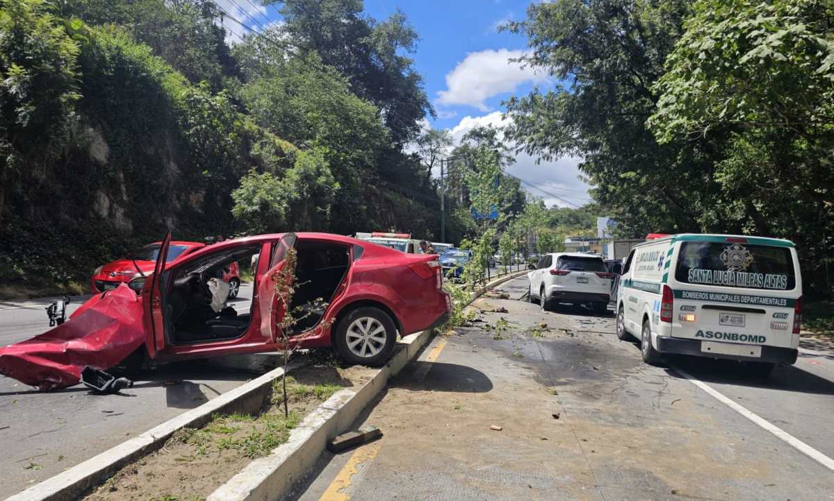 Vehículos involucrados en una colisión múltiple bloquean el tránsito en el km 31 de la RN-10, entre San Lucas Sacatepéquez y Santa Lucía Milpas Altas. (Foto Prensa Libre: CBMD)