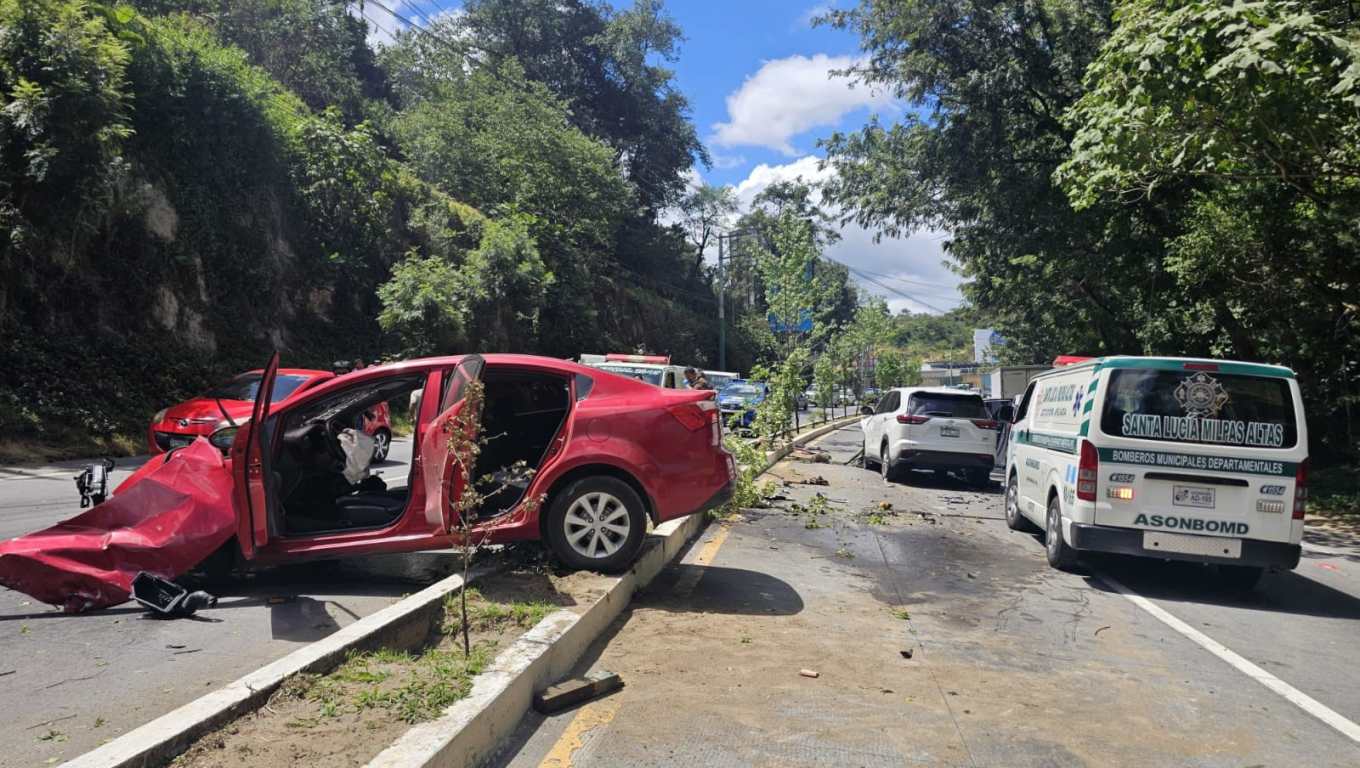 Vehículos involucrados en una colisión múltiple bloquean el tránsito en el km 31 de la RN-10, entre San Lucas Sacatepéquez y Santa Lucía Milpas Altas. (Foto Prensa Libre: CBMD)
