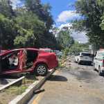 Vehículos involucrados en una colisión múltiple bloquean el tránsito en el km 31 de la RN-10, entre San Lucas Sacatepéquez y Santa Lucía Milpas Altas. (Foto Prensa Libre: CBMD)