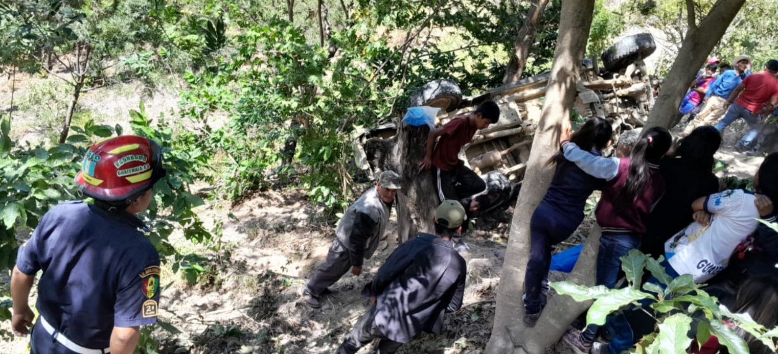 Un picop en el que viajaban más de 17 personas, en su mayoría menores que se dirigían a un encuentro deportivo, cayó a una hondonada en San Miguel Ixtahuacán, San Marcos. (Foto Prensa Libre: CBMD)
