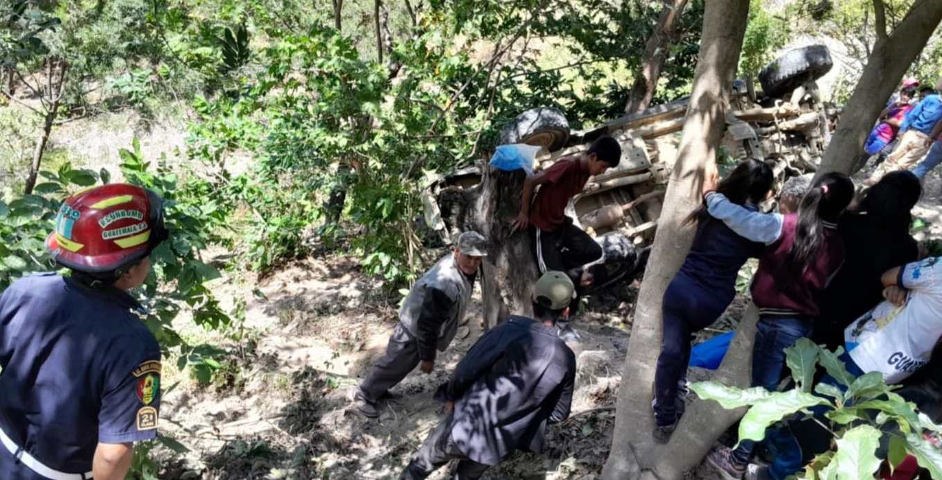 Un picop en el que viajaban más de 17 personas, en su mayoría menores que se dirigían a un encuentro deportivo, cayó a una hondonada en San Miguel Ixtahuacán, San Marcos. (Foto Prensa Libre: CBMD)