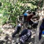 Un picop en el que viajaban más de 17 personas, en su mayoría menores que se dirigían a un encuentro deportivo, cayó a una hondonada en San Miguel Ixtahuacán, San Marcos. (Foto Prensa Libre: CBMD)