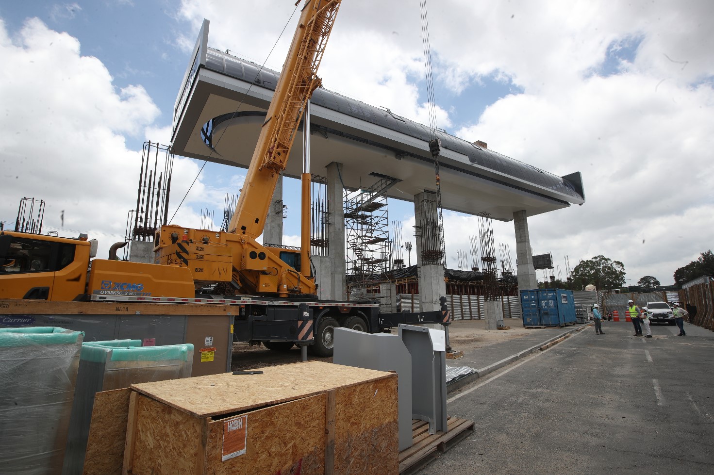 Avance en la construcción de una de las estaciones del AeroMetro en Ciudad de Guatemala. (Foto Prensa Libre: Esbin García)