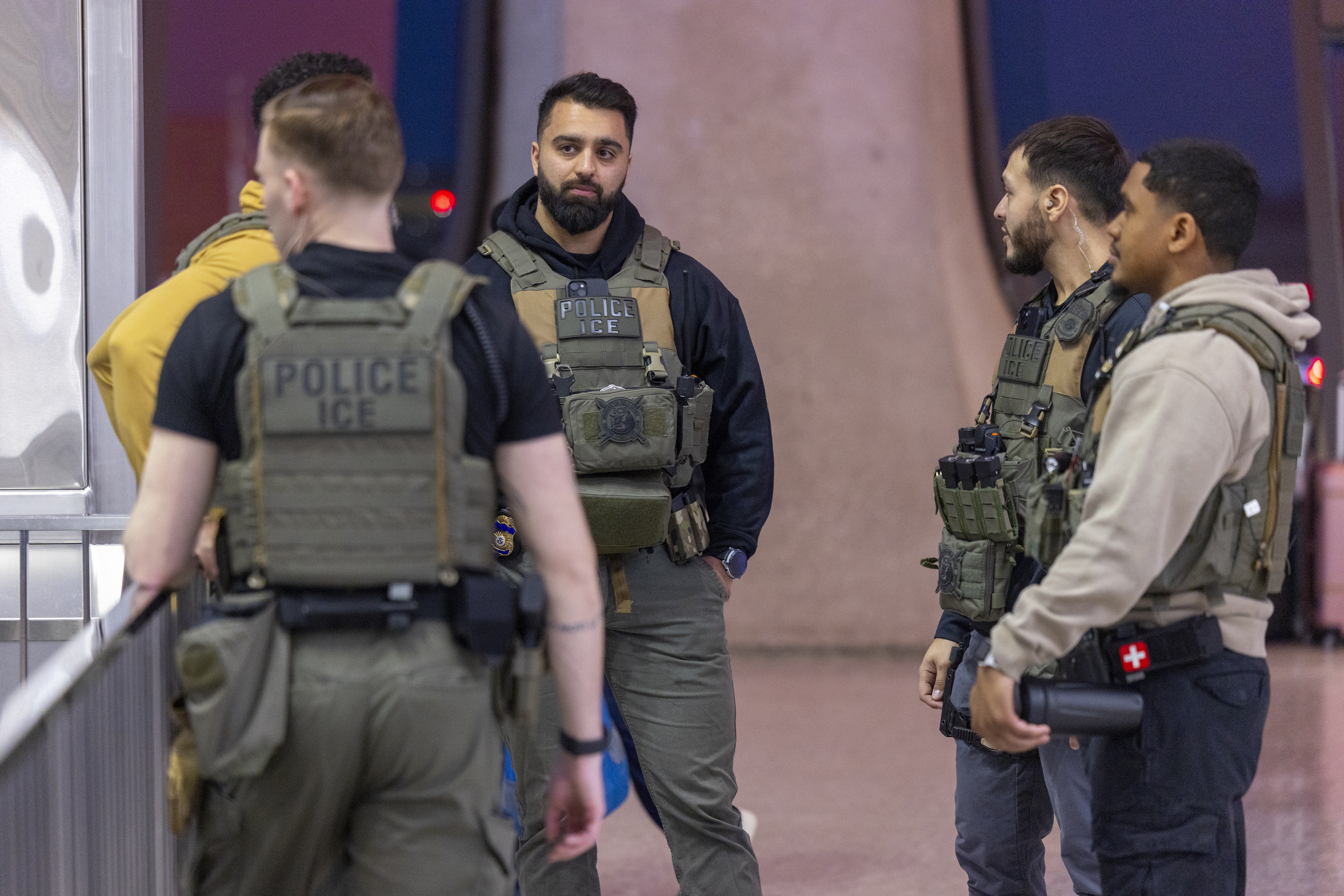 Agentes del ICE patrullan el Aeropuerto Internacional de Dulles en medio de la escasez de personal de la TSA.