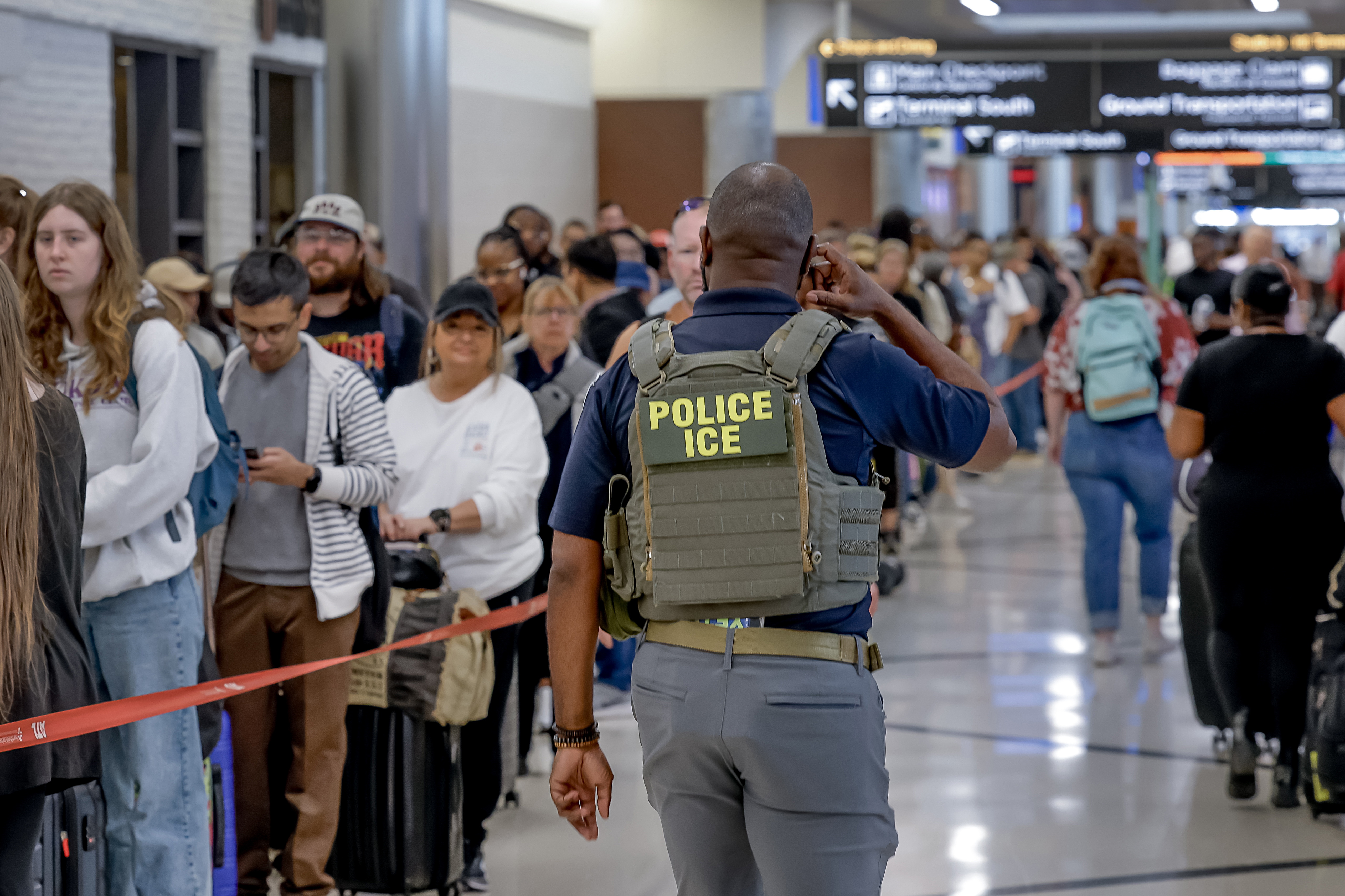 Agentes del ICE se desplegaron en aeropuertos estadounidenses