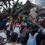 Equipos de rescate trabajan entre los escombros de una edificación colapsada tras el terremoto de magnitud 7,4 que sacudió Colombia este lunes. (Foto Prensa Libre: EFE)