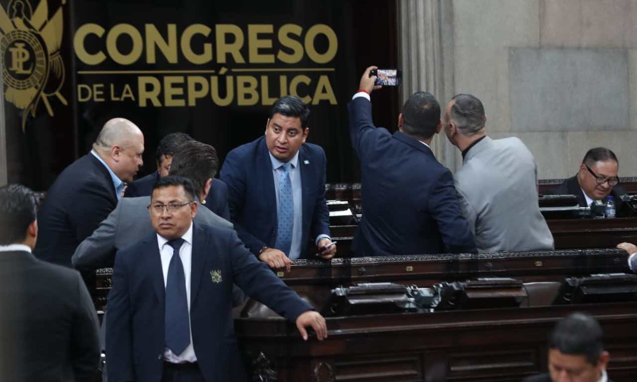 Analistas explican que la reforma al IUSI ha sido utilizada como bandera preelectoral, y que un análisis técnico, que no se hizo, más profundo habría permitido evidenciar la realidad de los recursos municipales y discutir cómo mejorar el uso y control de esos recursos. (Foto, Prensa Libre: Moisés Xec)