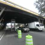 Apuntalamiento metálico y soporte técnico instalado en la grieta de la viga del puente del Periférico.