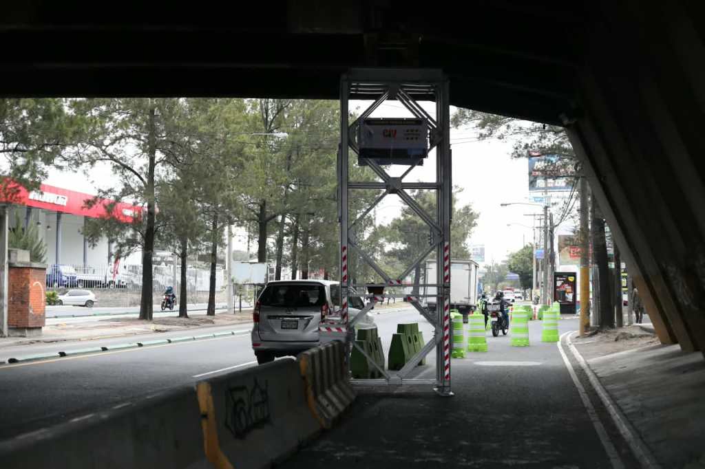 Vista del apuntalamiento en el puente del Periférico y flujo de vehículos en la calzada Aguilar Batres desde El Trébol hacia el Sur.