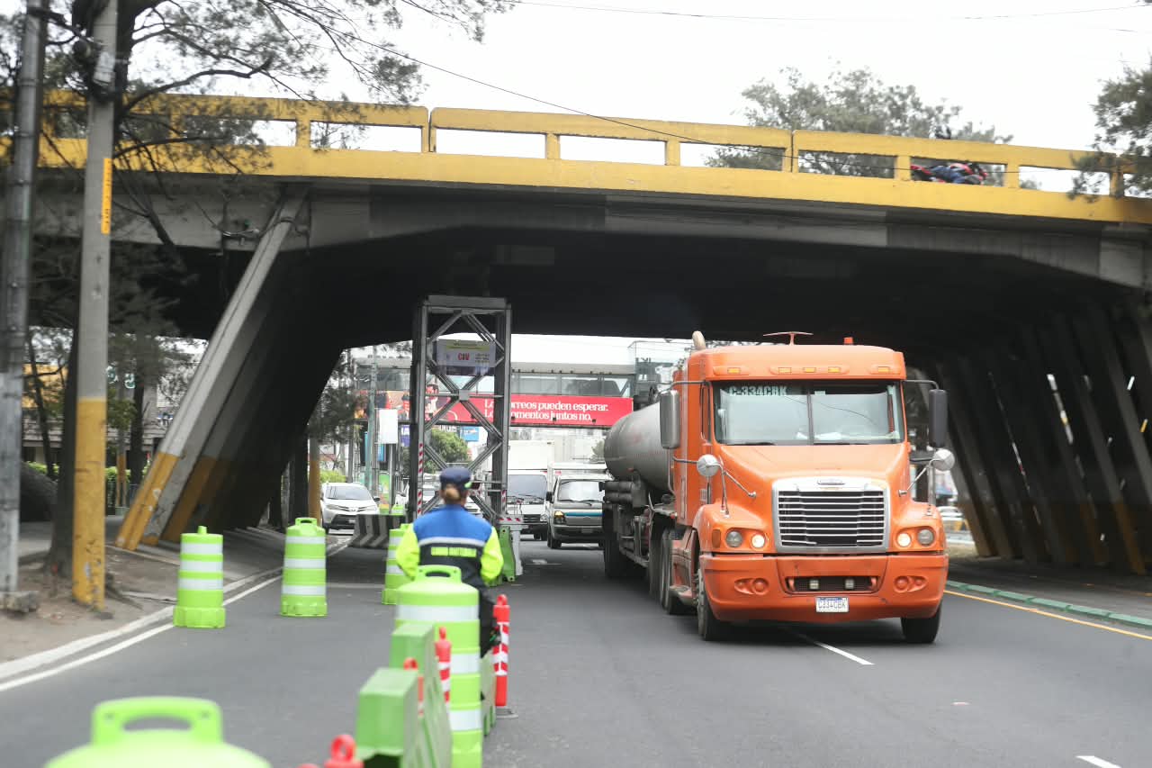 Señalización de tránsito y conos de cierre vial bajo el puente del Periférico y calzada Aguilar Batres.