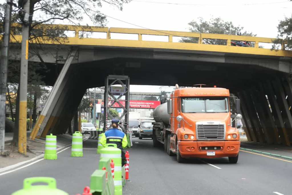 Señalización de tránsito y conos de cierre vial bajo el puente del Periférico y calzada Aguilar Batres.
