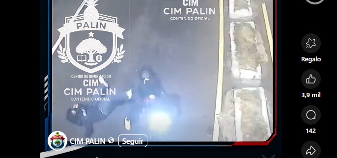 Un hombre huye en motocicleta y deja a su compañero herido sobre la carretera, luego del supuesto intento de asalto a un motorista en Palín. El herido murió posteriormente. (Foto Prensa Libre: Captura de pantalla)
