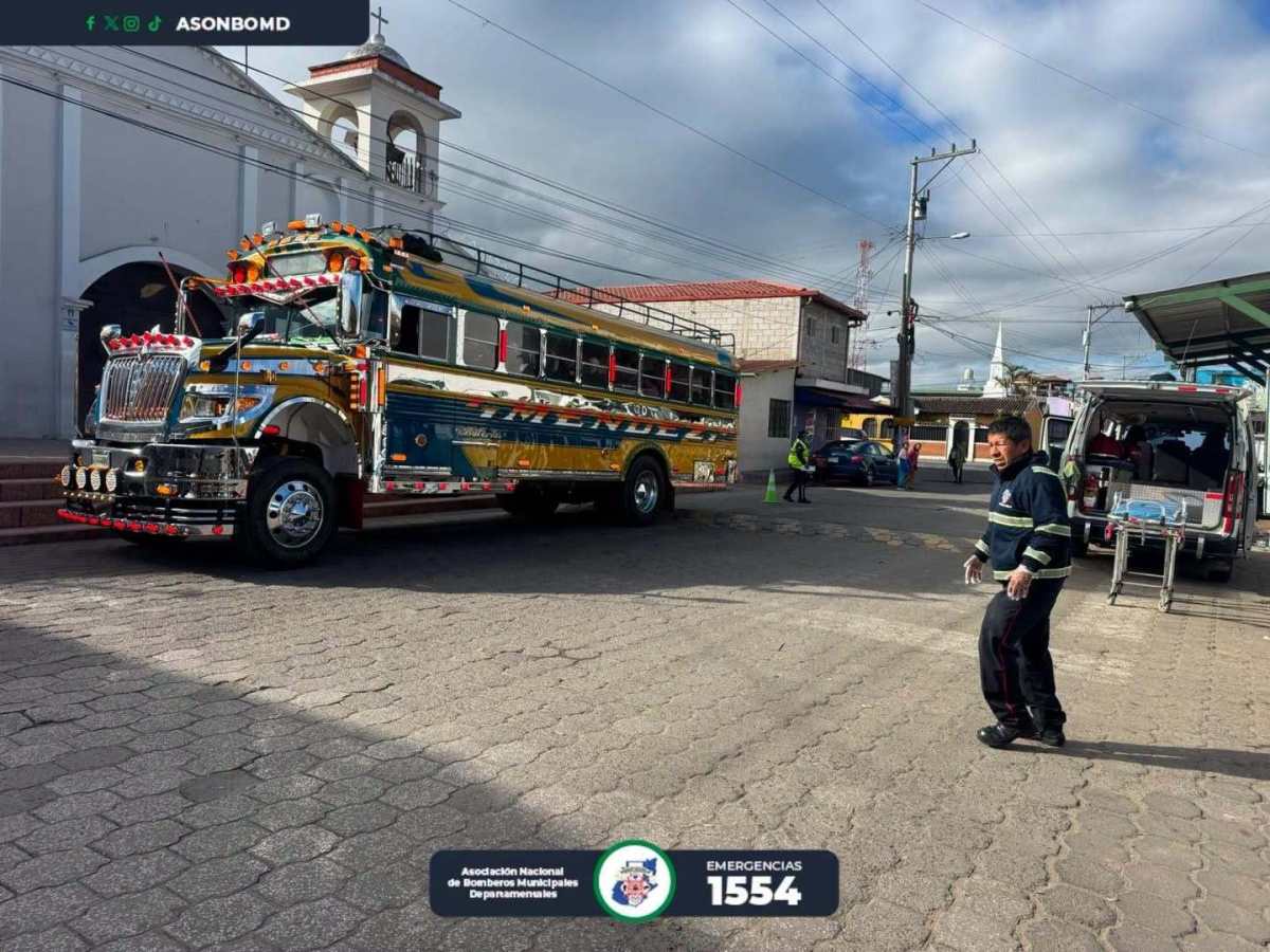 Varios sospechosos abordaron la unidad cuando circulaba por Chupol, Quiché, y despojaron a los pasajeros de sus pertenencias. Dos mujeres necesitaron atención hospitalaria. (Foto Prensa Libre: Bomberos Municipales Departamentales).