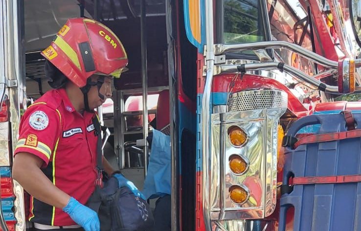 Bomberos Municipales trabajan en la calzada San Juan, donde un ataque armado contra un bus dejó muerto al piloto y obligó al cierre de carriles en dirección a Mixco. (Foto Prensa Libre: Cortesía Amilcar Montejo)