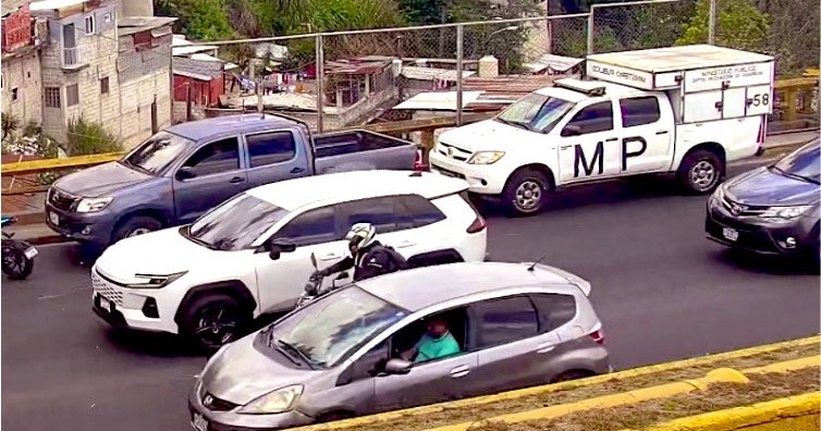 Agentes de la Policía Nacional Civil y fiscales del Ministerio Público mantienen presencia en el Periférico, zona 7, mientras continúan las diligencias por una balacera registrada cerca del puente El Incienso. (Foto Prensa Libre: Cortesía de Amilcar Montejo)