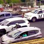 Agentes de la Policía Nacional Civil y fiscales del Ministerio Público mantienen presencia en el Periférico, zona 7, mientras continúan las diligencias por una balacera registrada cerca del puente El Incienso. (Foto Prensa Libre: Cortesía de Amilcar Montejo)