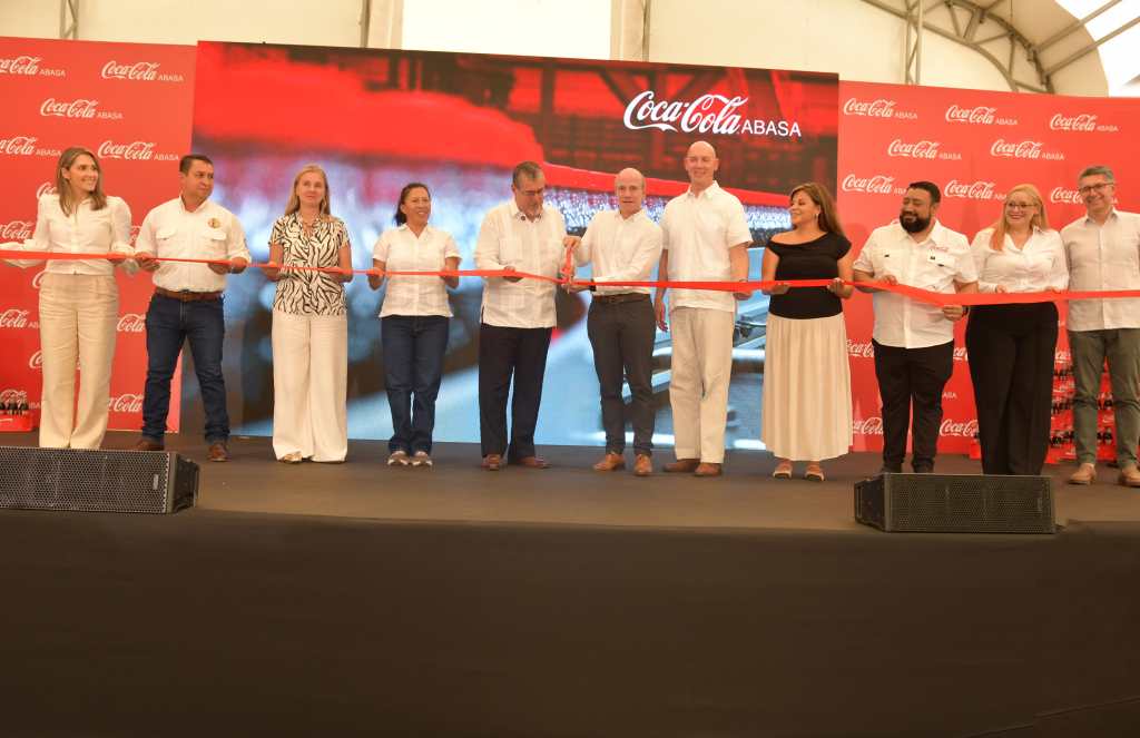 Presidente Bernardo Arévalo junto a Rodrigo Anzola y ejecutivos de Coca-Cola ABASA en la inauguración de la planta en Zacapa.