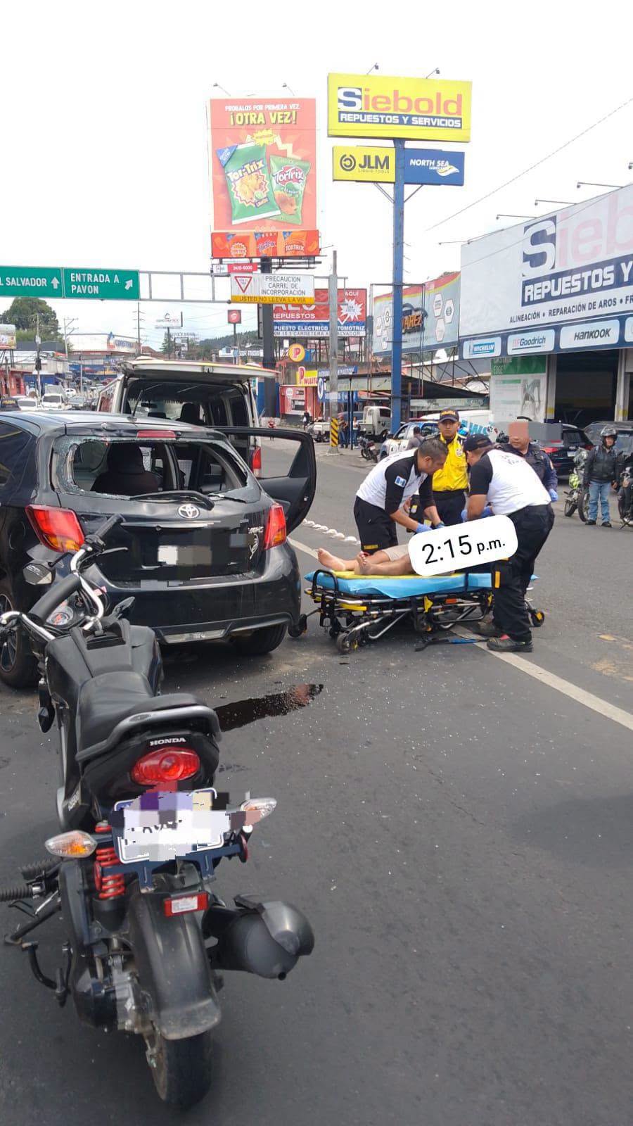 Una colisión entre un motorista y un vehículo se registró en el kilómetro 16.7 de Carretera a El Salvador, sobre el paso a desnivel de Pavón, en dirección a oriente. (Foto Prensa Libre: PMT Santa Catarina Pinula)