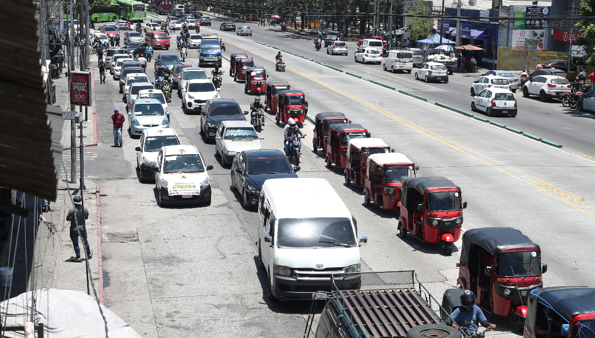 CARAVANA EN RECHAZO AL PRECIO DEL COMBUSTIBLE EN LA CAPITAL