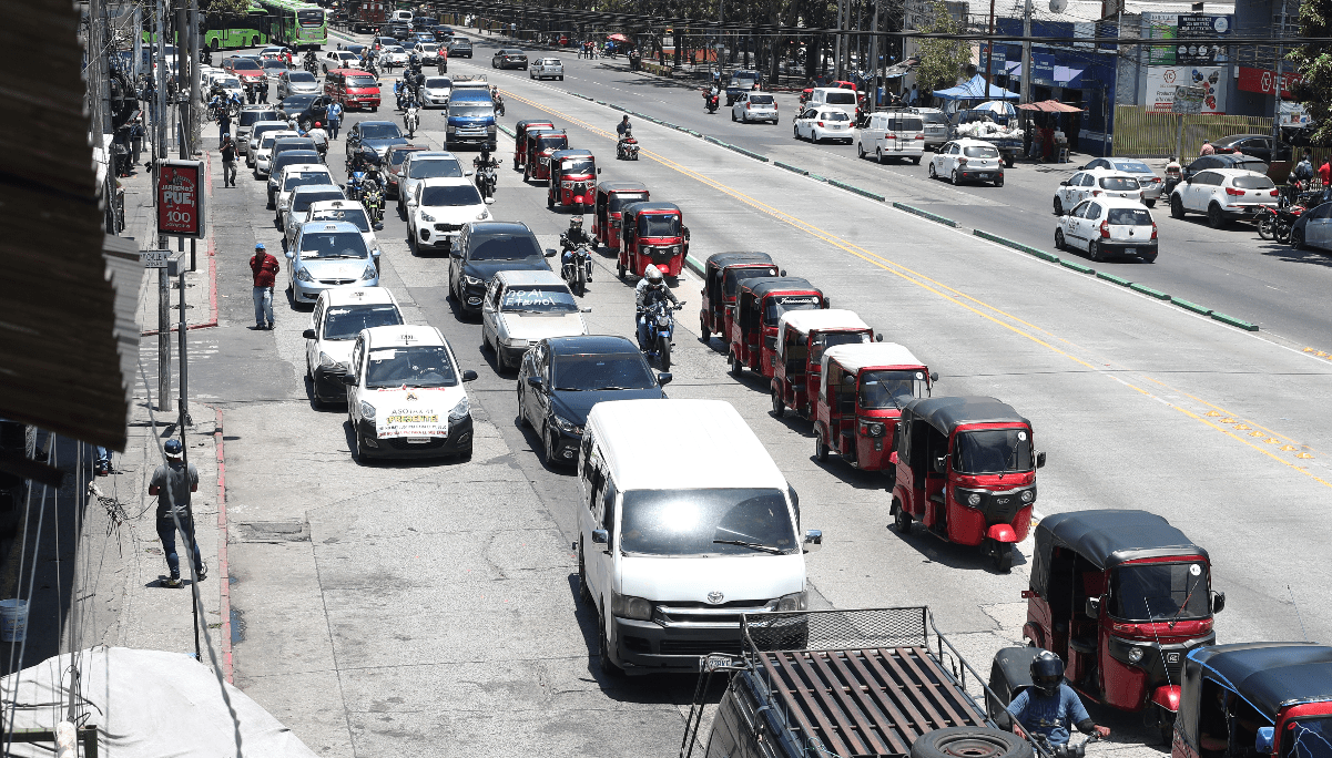 CARAVANA EN RECHAZO AL PRECIO DEL COMBUSTIBLE EN LA CAPITAL
