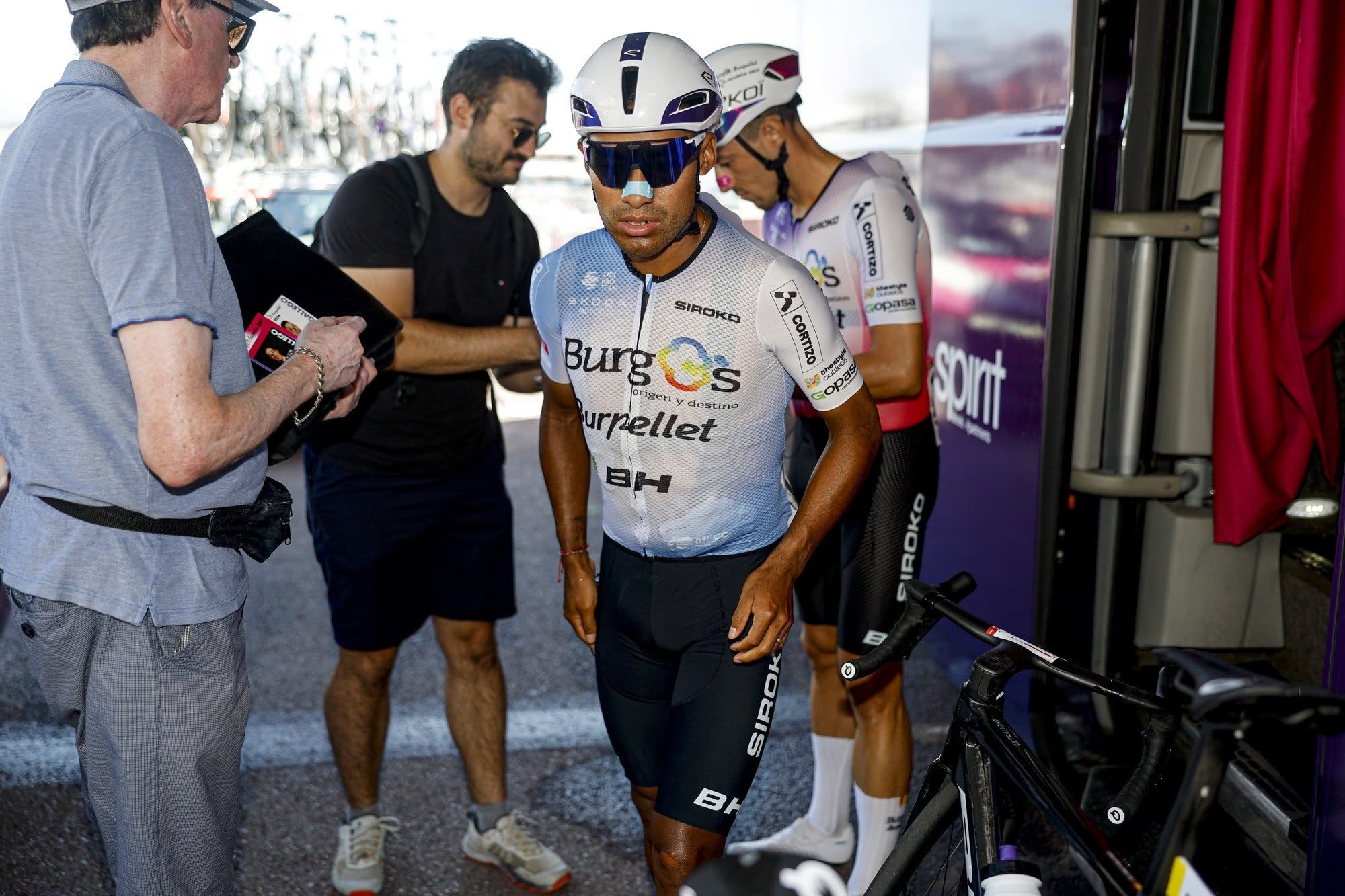 Sergio Chumil ya no continuará en la Vuelta a España y comenzará con su etapa de recuperación para volver lo más pronto posible. (Foto Prensa Libre: Burgos BH).