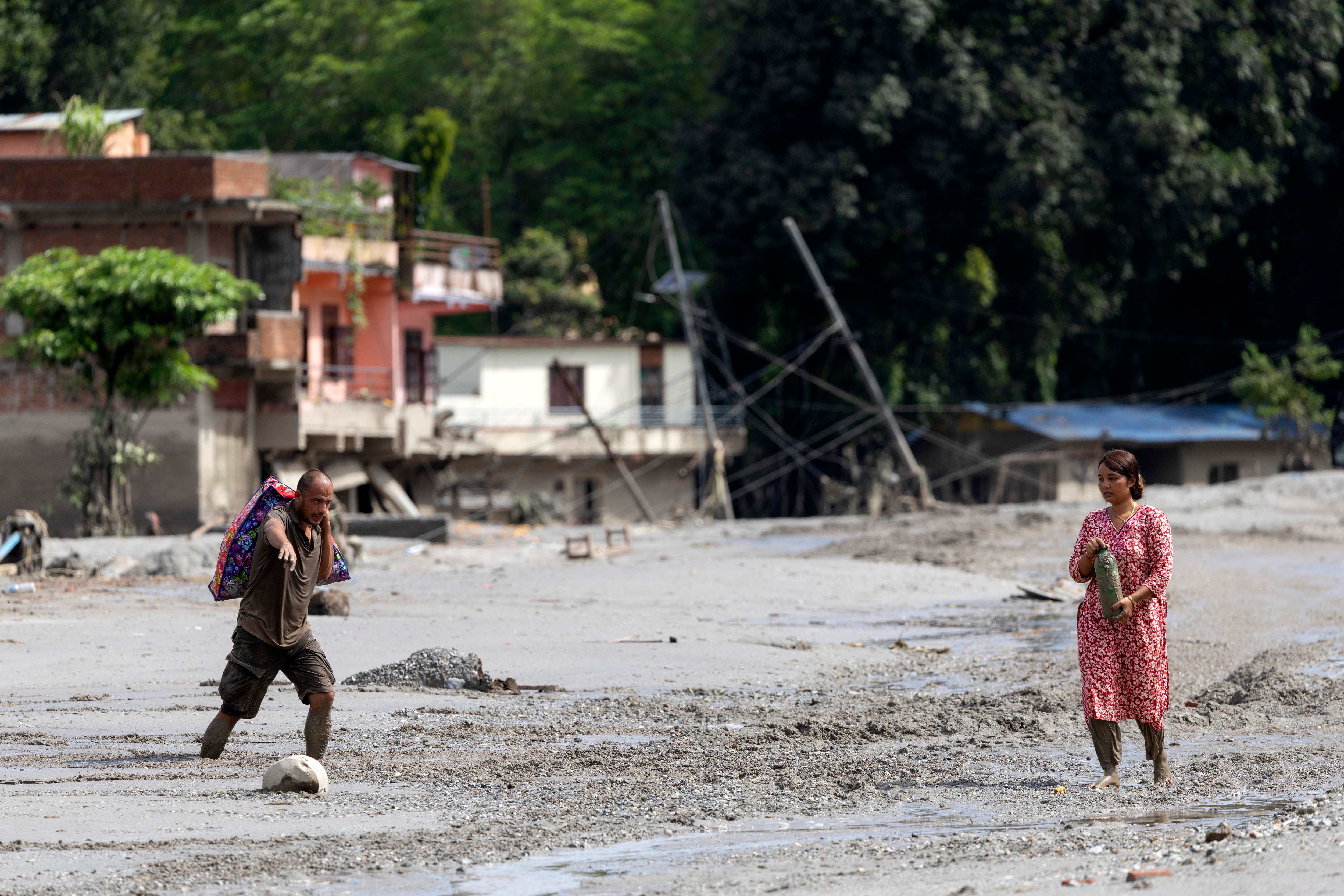 BUSQUEDA DE AFECTADOS POR INUNDACIÓN EN NEPAL'